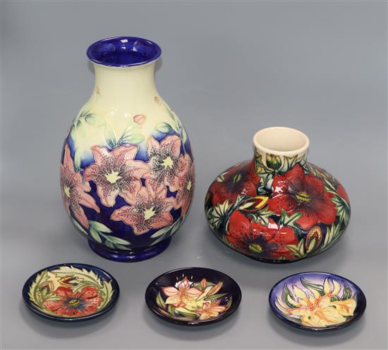 Moorcroft: three pin dishes and two dishes tallest 29cm